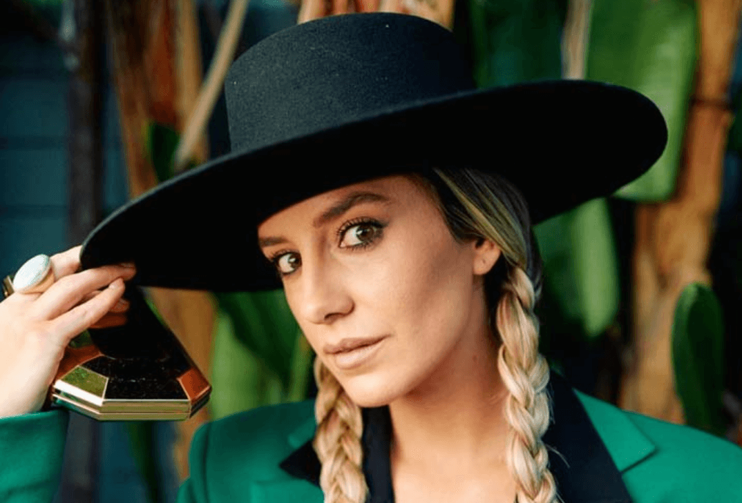 how tall is lainey wilson